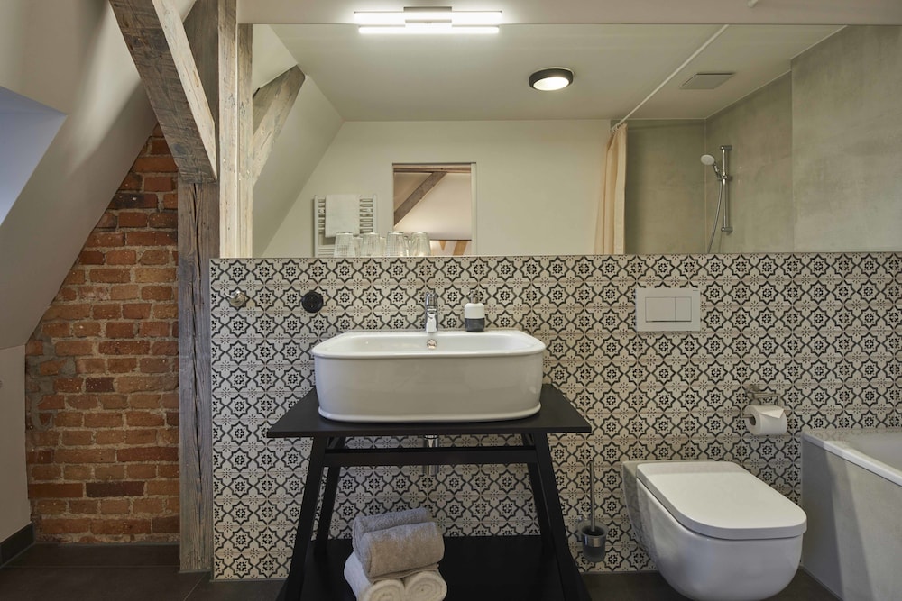 Deep soaking bathtub