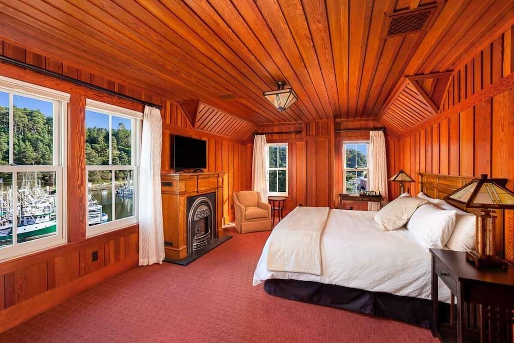 Noyo Harbor Inn Restaurant and Tavern - photo 4