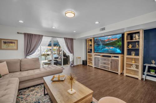Vista Mar Scenic 3BR Family Waterfront w Private Dock — hotel in North Miami