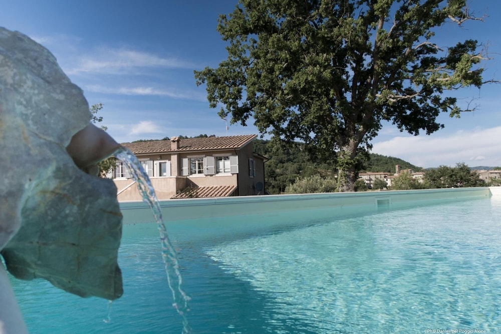 Bio Agriturismo Poggio Aione — 5-Star Luxury Hotel in Semproniano, Italy