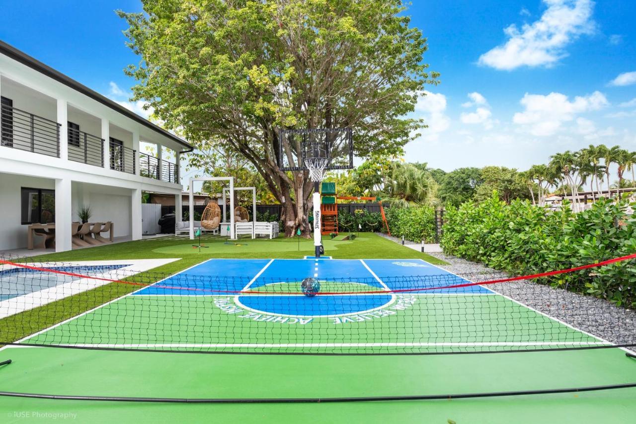 The World's Mansion Game Room 9 Bedrooms Heated Pool Mini Golf BBQ — hotel in Tamiami