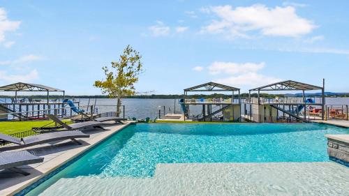 Luxury Waterfront Pool Hot Tub Boat Slips — 4-Star Luxury Hotel in Kingsland, United States