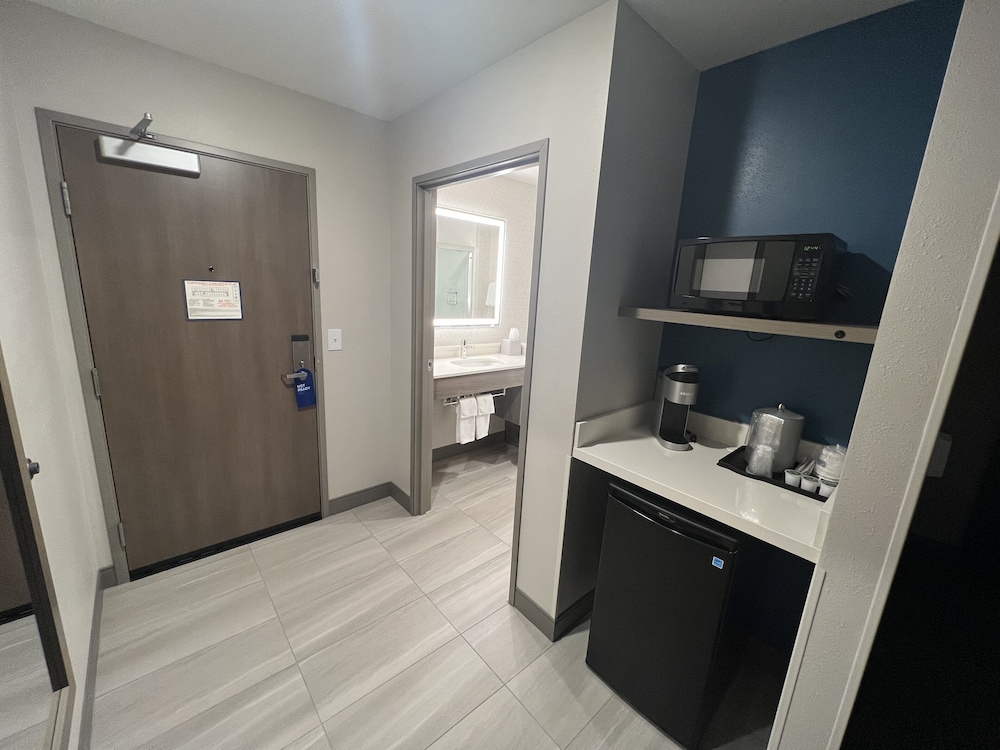 Holiday Inn Express and Suites Tomah by IHG - photo 7