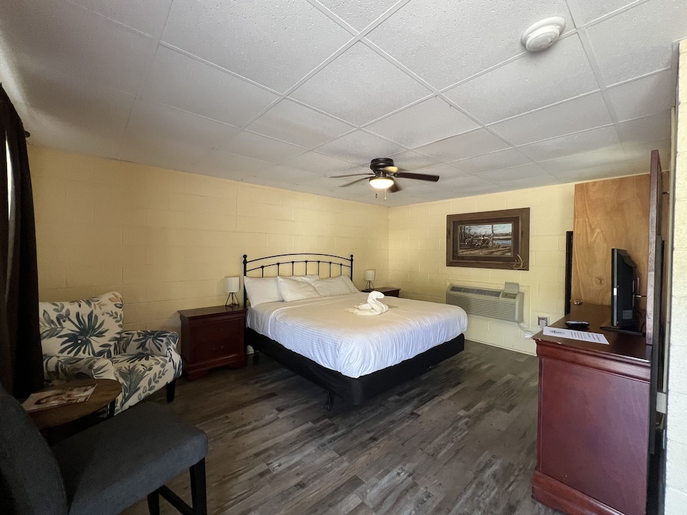 JI6 King Guest Room at the Joplin Inn at entrance to the resort by RedAwning — hotel in Mount Ida