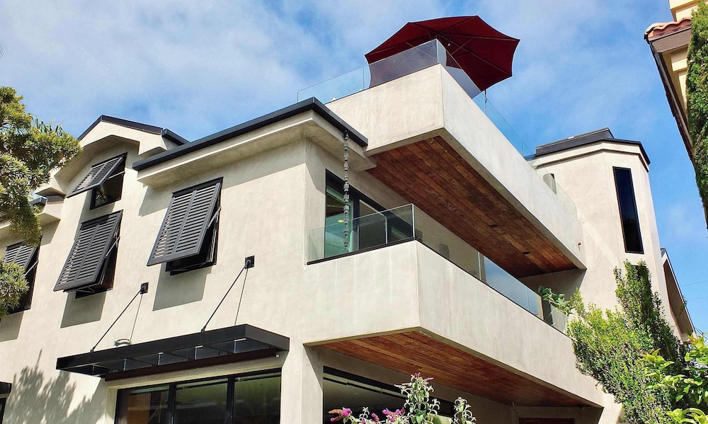 Naples Luxury Retreat 2 BDR Stay for 4 With Rooftop Patio Near Shops in Long Beach, United States