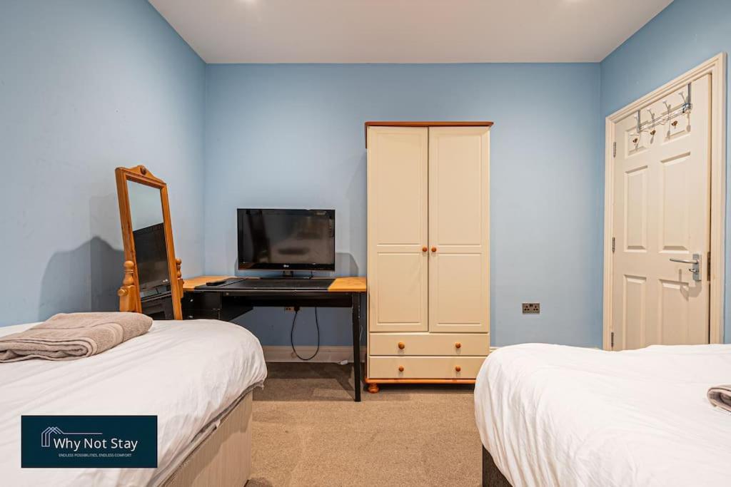 Modern 5 Bedroom Home in Reading