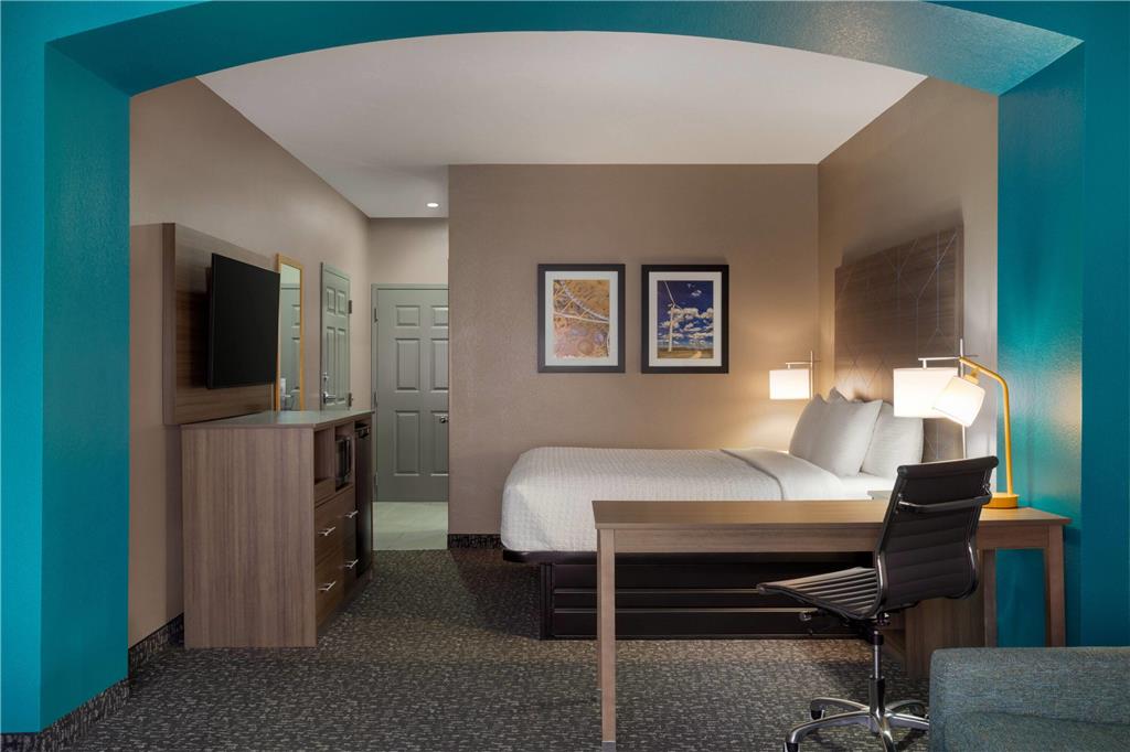 La Quinta Inn & Suites by Wyndham Shawnee - photo 23