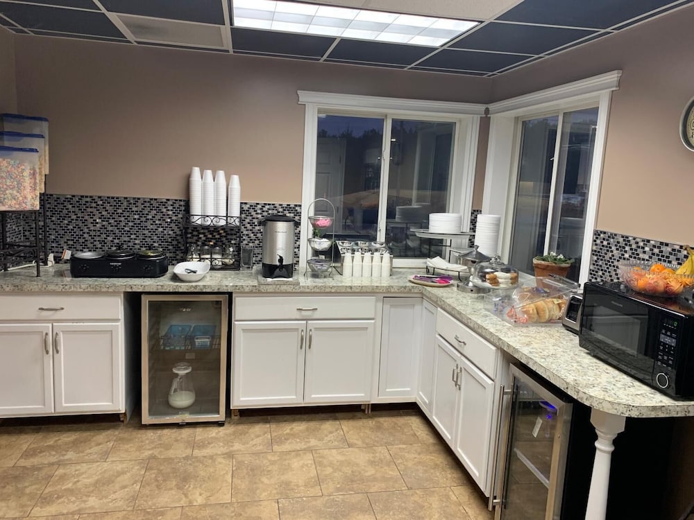 Americas Best Value Inn Gaylord - photo 17