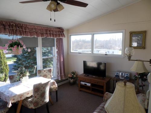 Claddagh Motel & Suites - photo 55