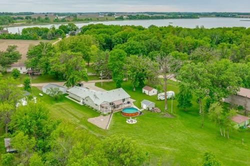 Lake Front Home with Pool and Stunning Views — Annandale — photo 3