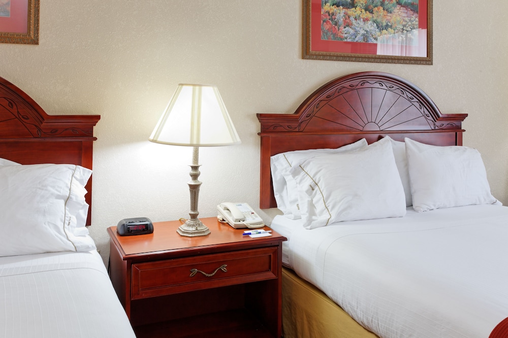 Holiday Inn Express Hotel & Suites Tupelo by IHG - photo 10
