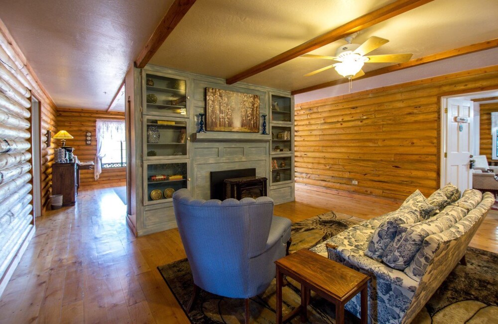 Quarter Horse Inn Rose Room - photo 5