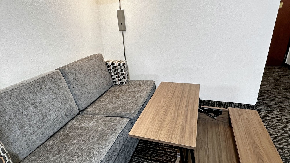 Estherville Hotel & Suites - photo 17