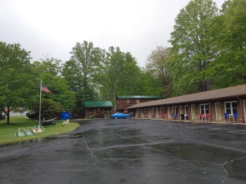 Stony Creek Motel - carbon neutral hotel in Maggie Valley