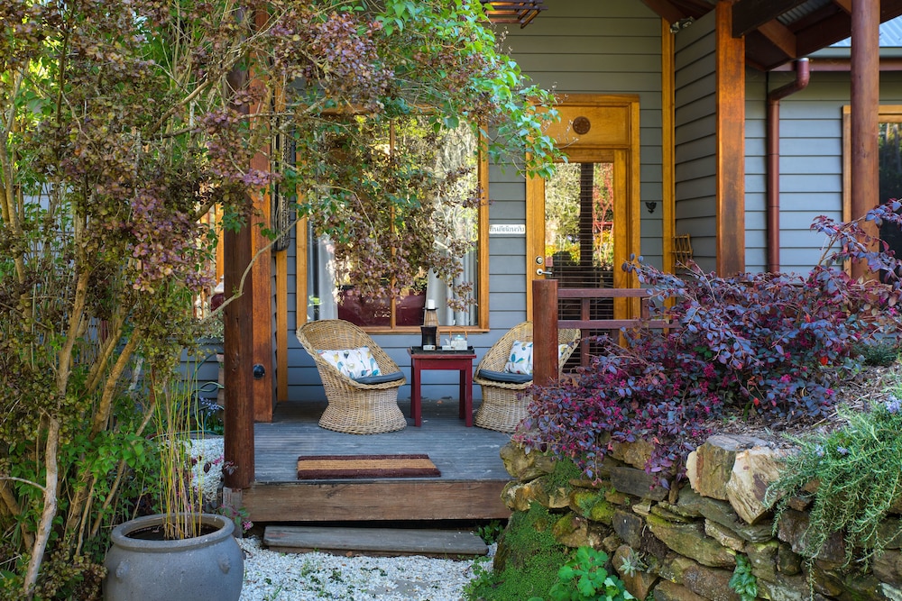 Hills End Camellia — 4-Star Luxury Hotel in Daylesford, Australia