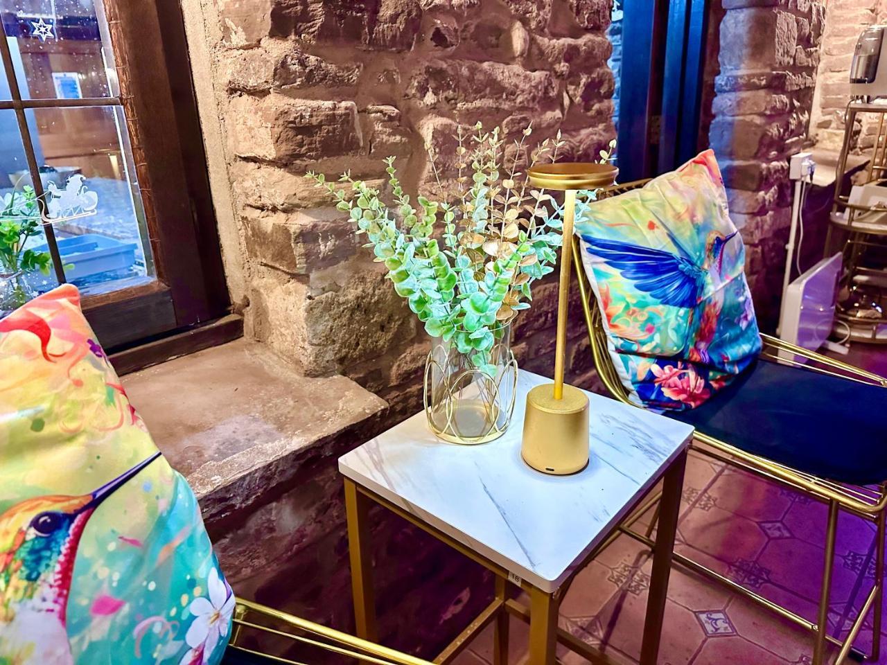 16Th Century Farm House 6 Beds 5 Bathrooms Sleeps 15 Bbq Hot Tub Cinema Room With Surround Sound With Cymru Holidays — 5-Star Luxury Hotel in Llangwm, United Kingdom