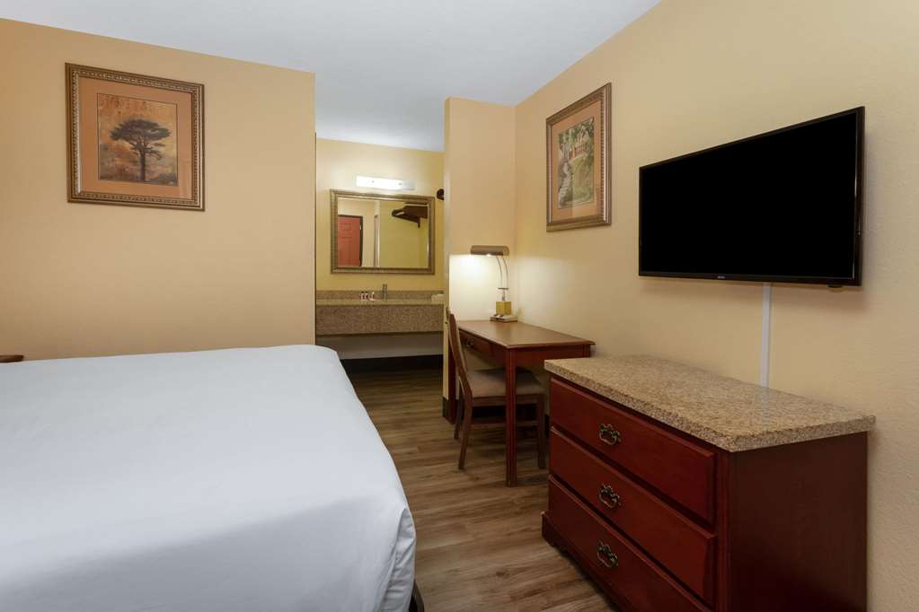 Travelodge by Wyndham Albuquerque East - photo 35