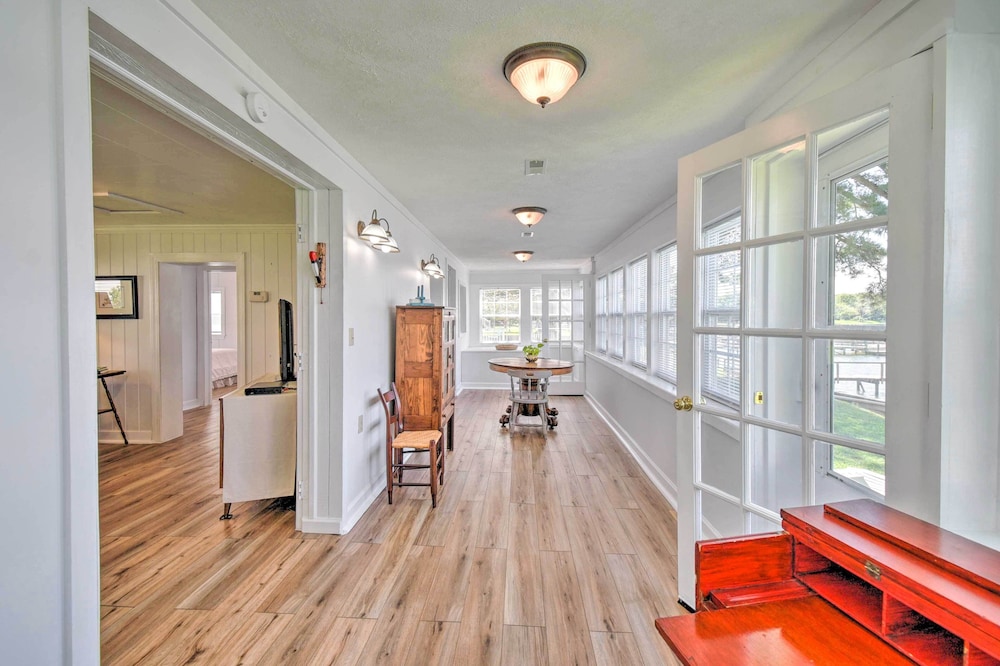 Romantic Waterfront Abode with Patio and Dock in Deltaville, United States