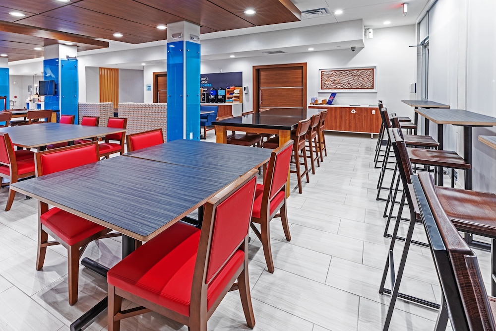 Holiday Inn Express & Suites Stafford NW Sugar Land by IHG - photo 36