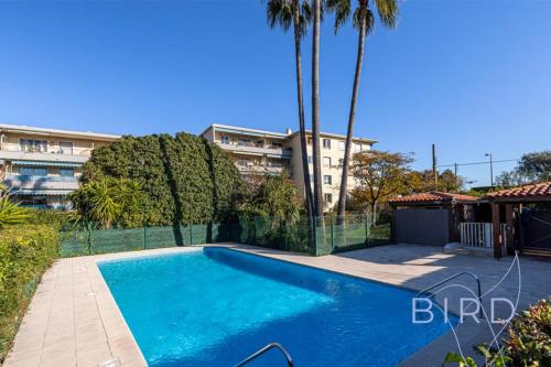 Spacious apartment Pool and Parking — 4-Star Luxury Hotel in Antibes, France