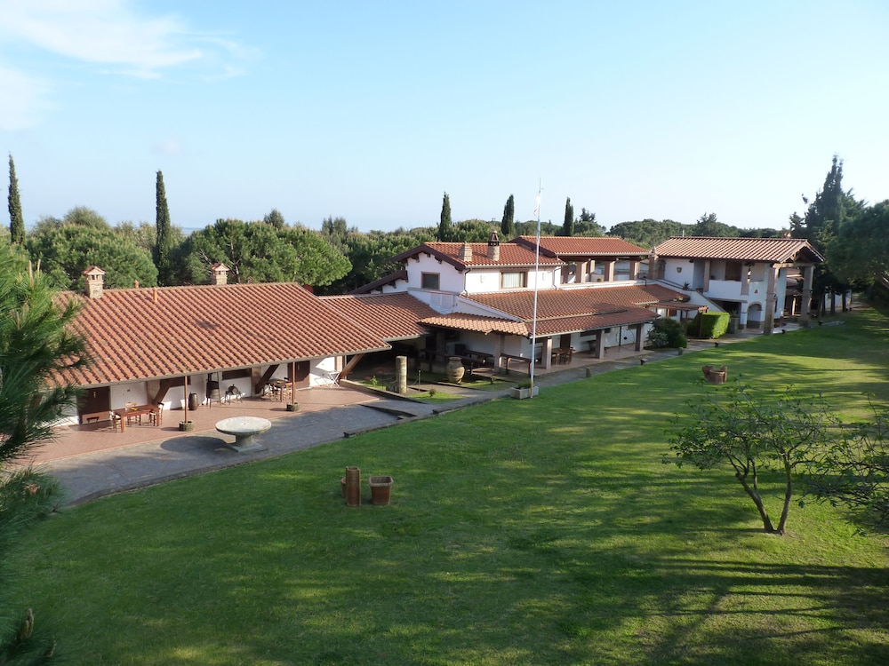 Agriturismo La Rombaia — 4-Star Luxury Hotel in Castiglione Della Pescaia, Italy