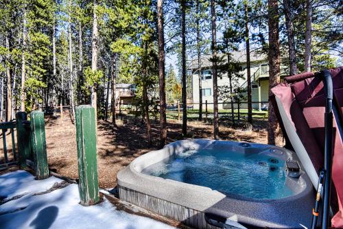 Das Berghaus with mountain views and hot tub in Leadville, United States