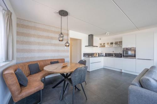 Meerzicht 24 Luxury family accommodation with beautiful lake side view — 4-Star Luxury Hotel in Uitgeest, Netherlands