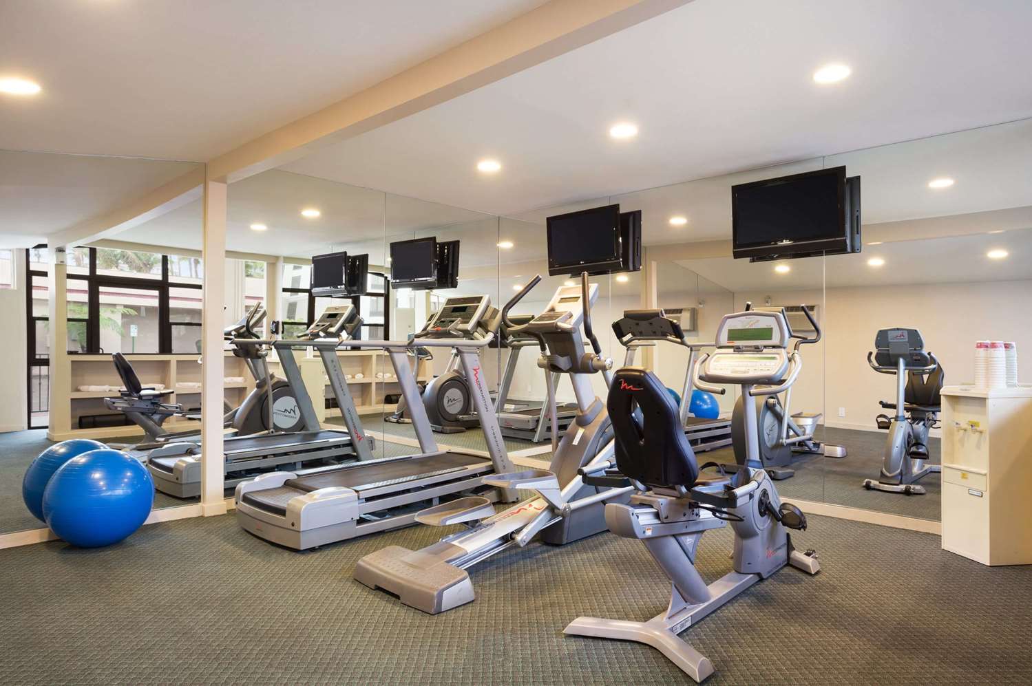 Ramada Hotel and Conference Center by Wyndham San Diego North - photo 14