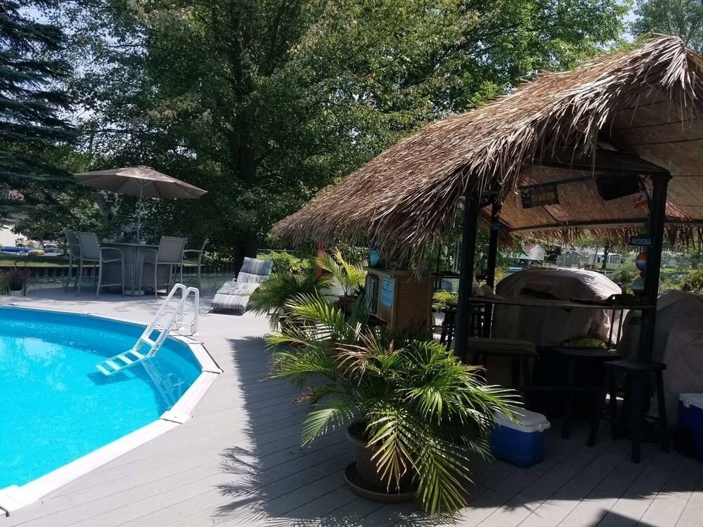 The Harsens Island Getaway Resort - photo 2