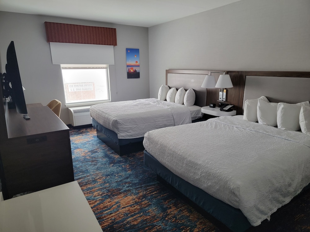 Hampton Inn & Suites Erie Bayfront - photo 9