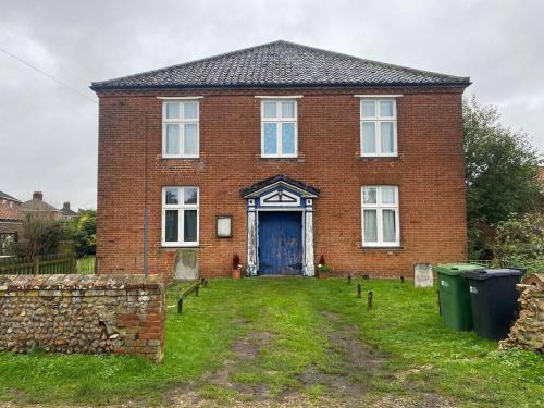 Creative Norfolk Chapel with Piano and Sauna Sleeps 10 — hotel in Briston