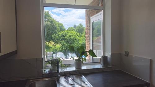Bright Spacious Airy 2 Bed Flat — 4-Star Luxury Hotel in Ealing, United Kingdom