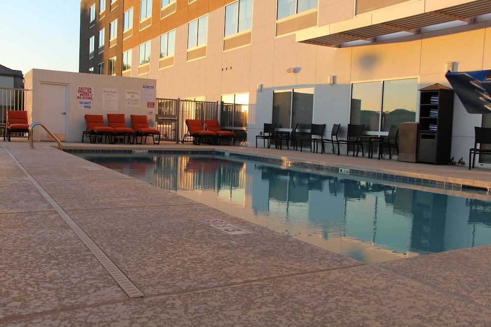 Holiday Inn Express & Suites Phoenix Airport North by IHG - photo 123