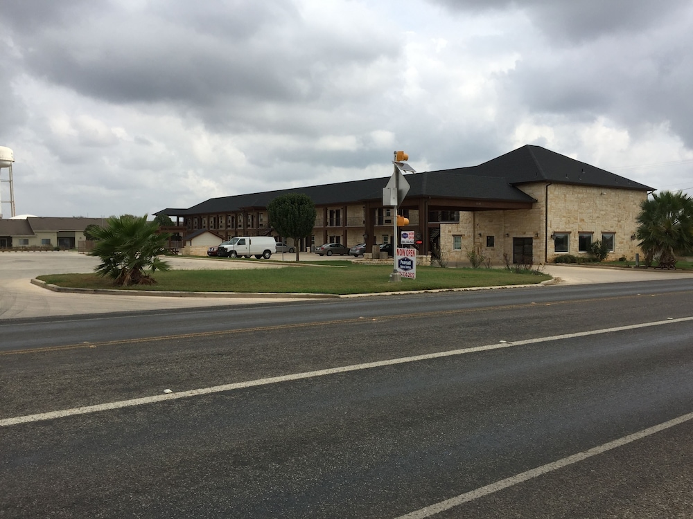 Pearsall Inn & Suites - photo 28