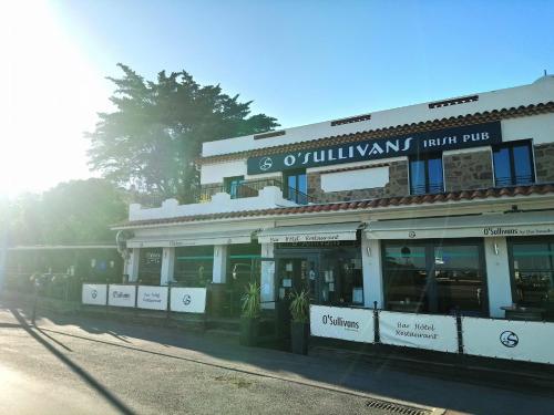 O'Sullivans Bar and Hotel — hotel in Mandelieu-La-Napoule