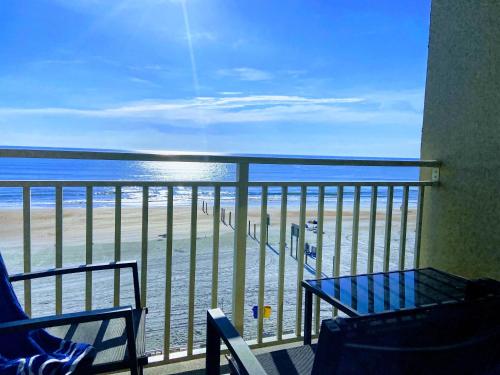 Ocean Breeze Direct Ocean Front Pool Is Open — 4-Star Luxury Hotel in Daytona Beach, United States