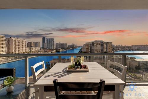 Spectacular Infinite View Balcony Pool Gym — 4-Star Luxury Hotel in Hallandale Beach, United States