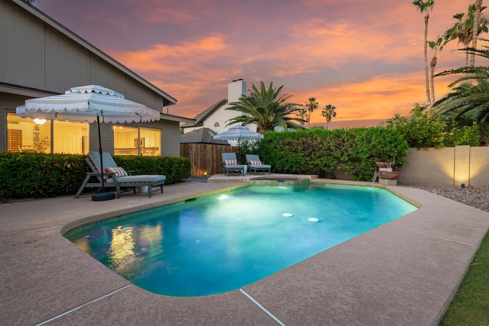 New Spanish Wells Retreat Pool Spa Billiards Bbq — Phoenix
