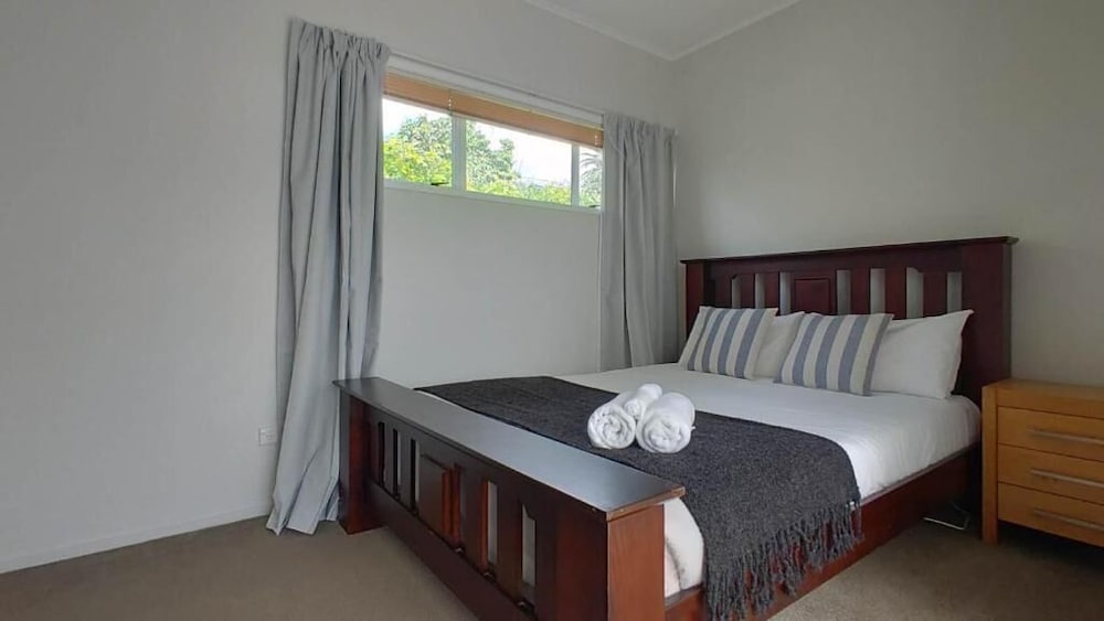 Mission Bay Villa 3BR 2BA Retreat with Spacious Terrace & Garden Views — 4-Star Luxury Hotel in Auckland, New Zealand