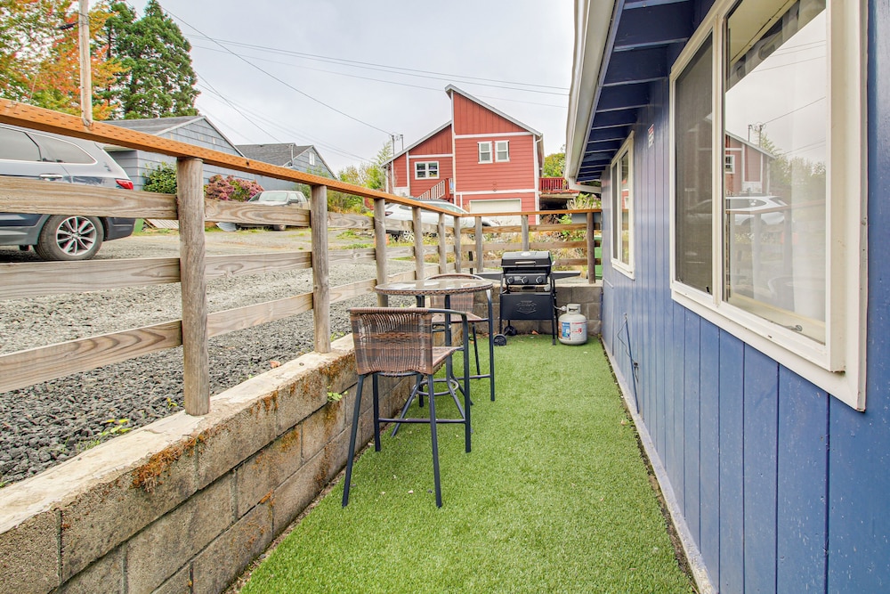 Walk to Mingus Park: Quaint Escape w Private Yard in Coos Bay, United States