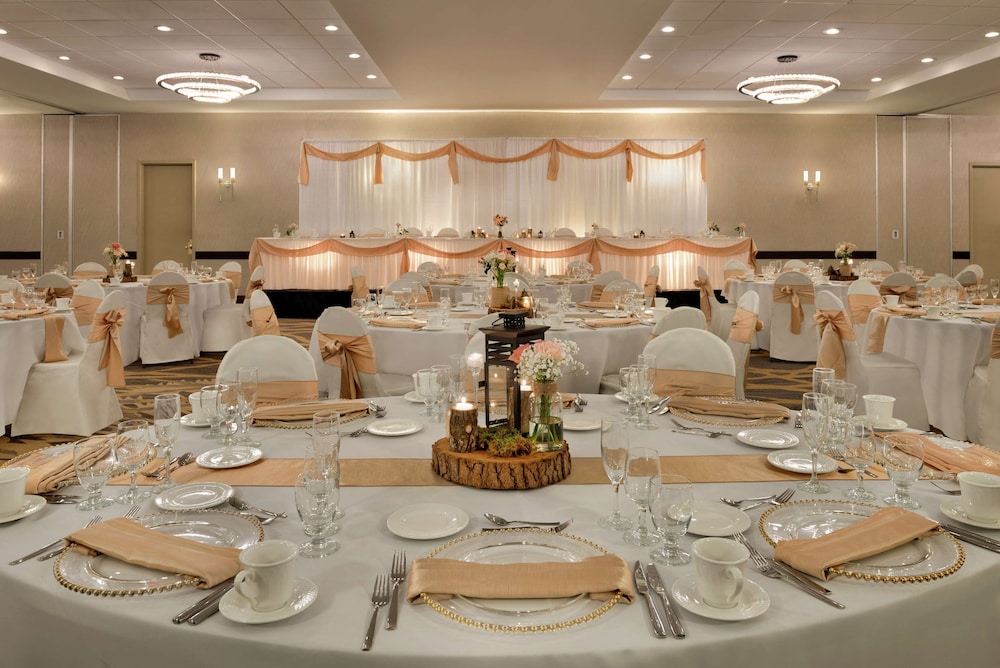 Embassy Suites by Hilton Milwaukee Brookfield - photo 92