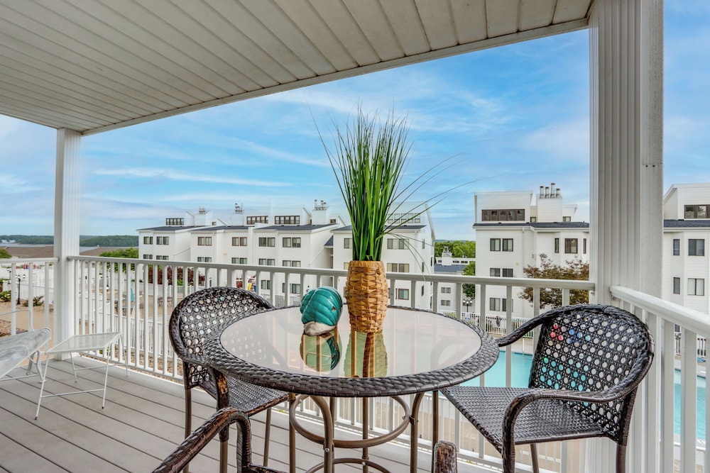 Walk to Shops and Lake Pool View Osage Beach Unit — 4-Star Luxury Hotel in Osage Beach, United States