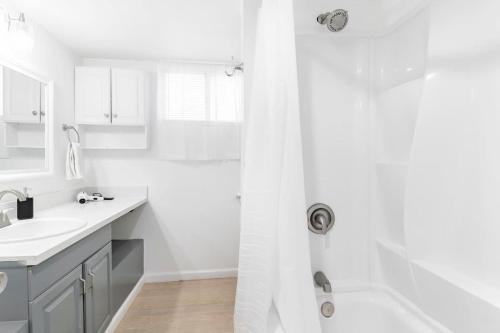 Charming Two Bedroom Sleeps 6 Close To Strip