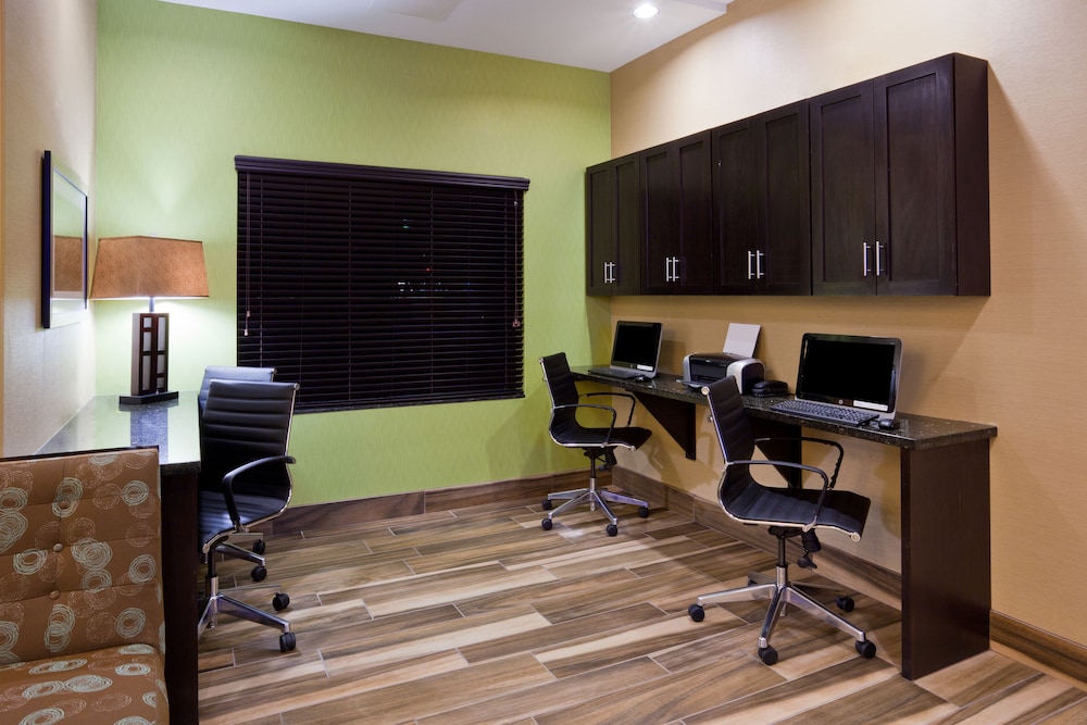 Holiday Inn Express & Suites Davenport by IHG - photo 26