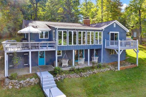 Lazy Dog Retreat in Lakes, United States