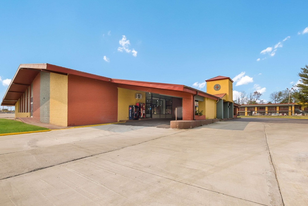 Econo Lodge Evansville - photo 22