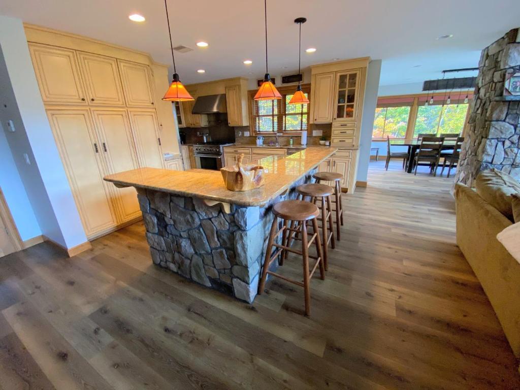 M1 Luxury home a short walk from the Mount Washington Hotel AC heated floor stunning views - photo 24