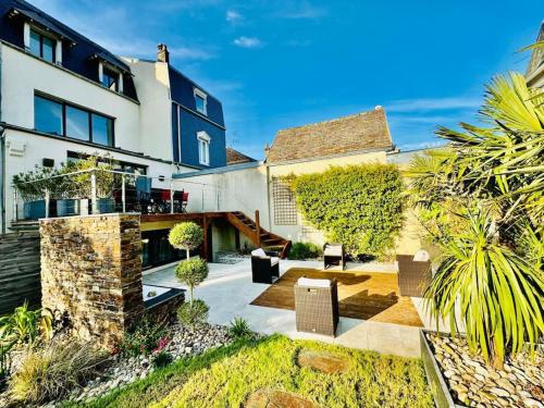 Maison 4 Chambres Jardin Et Terrasse Proche Mer Casino Et Place Morny in Deauville, France