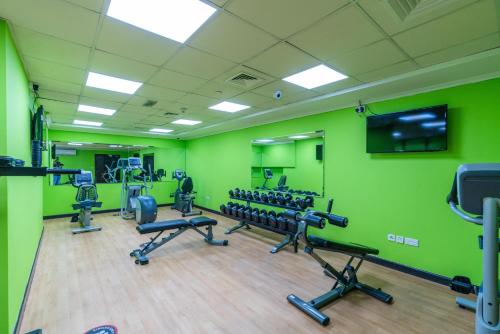 Modern 1BR with City View Rooftop Pool Access — 4-Star Luxury Hotel in Dubai, United Arab Emirates