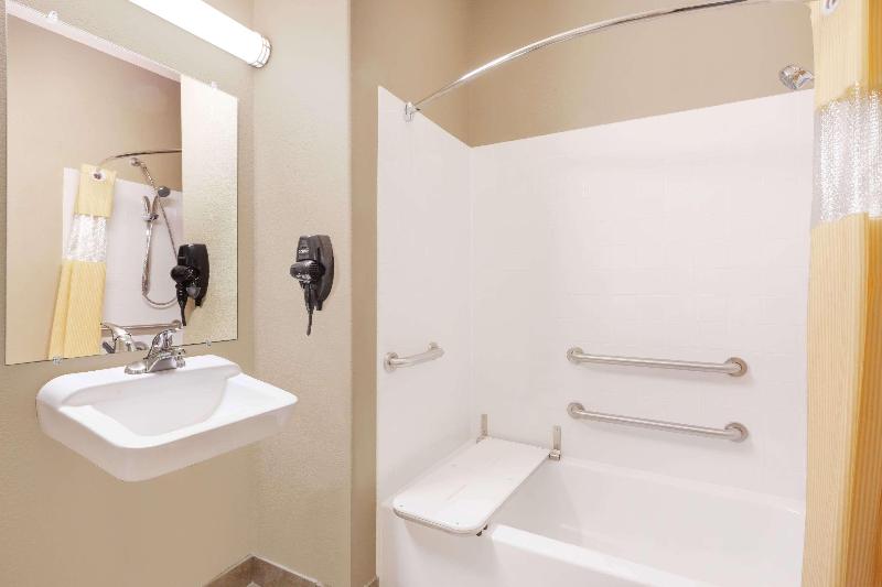 Days Inn & Suites by Wyndham Marquez - photo 4